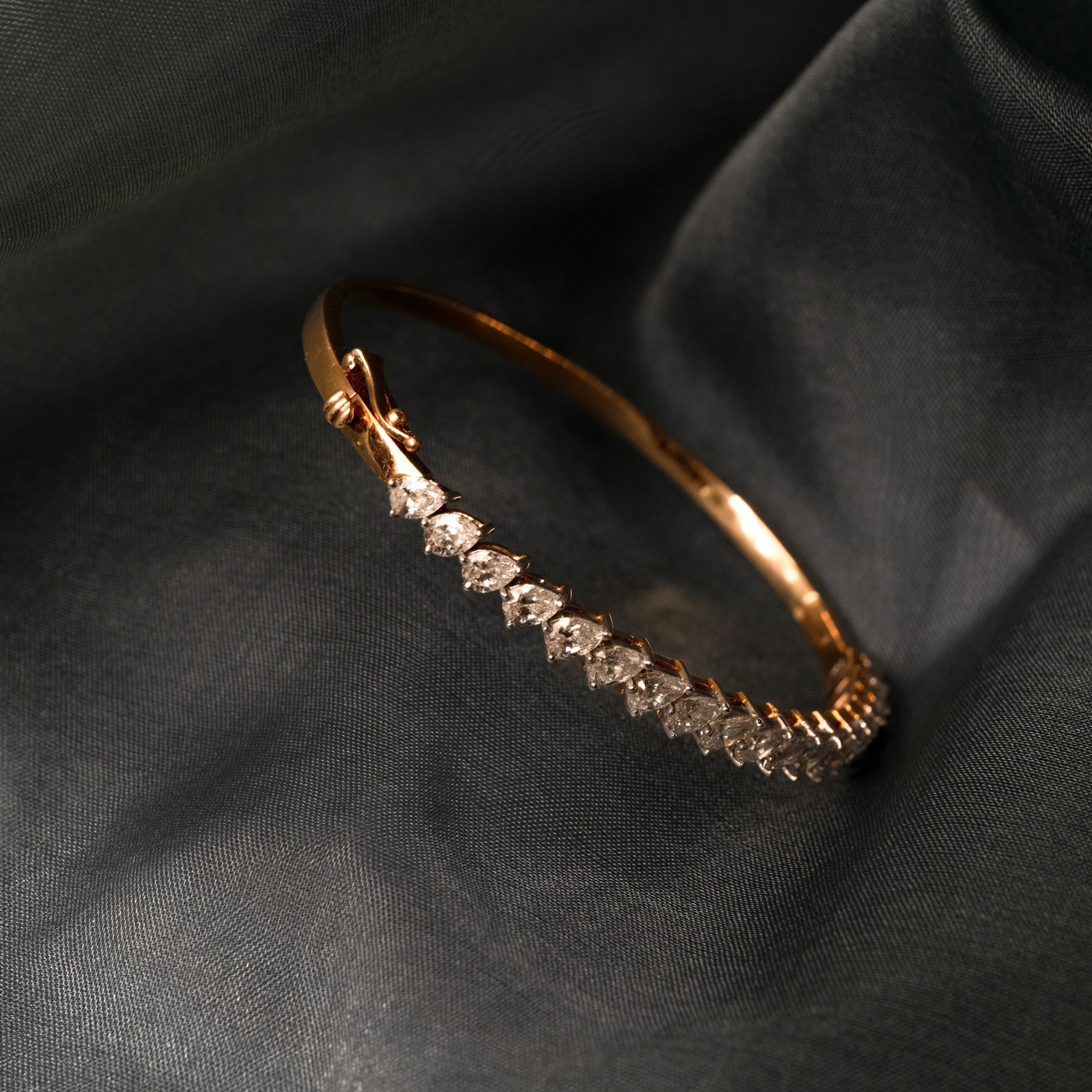 Pear cut Solitaire Bracelet: Size 2-3