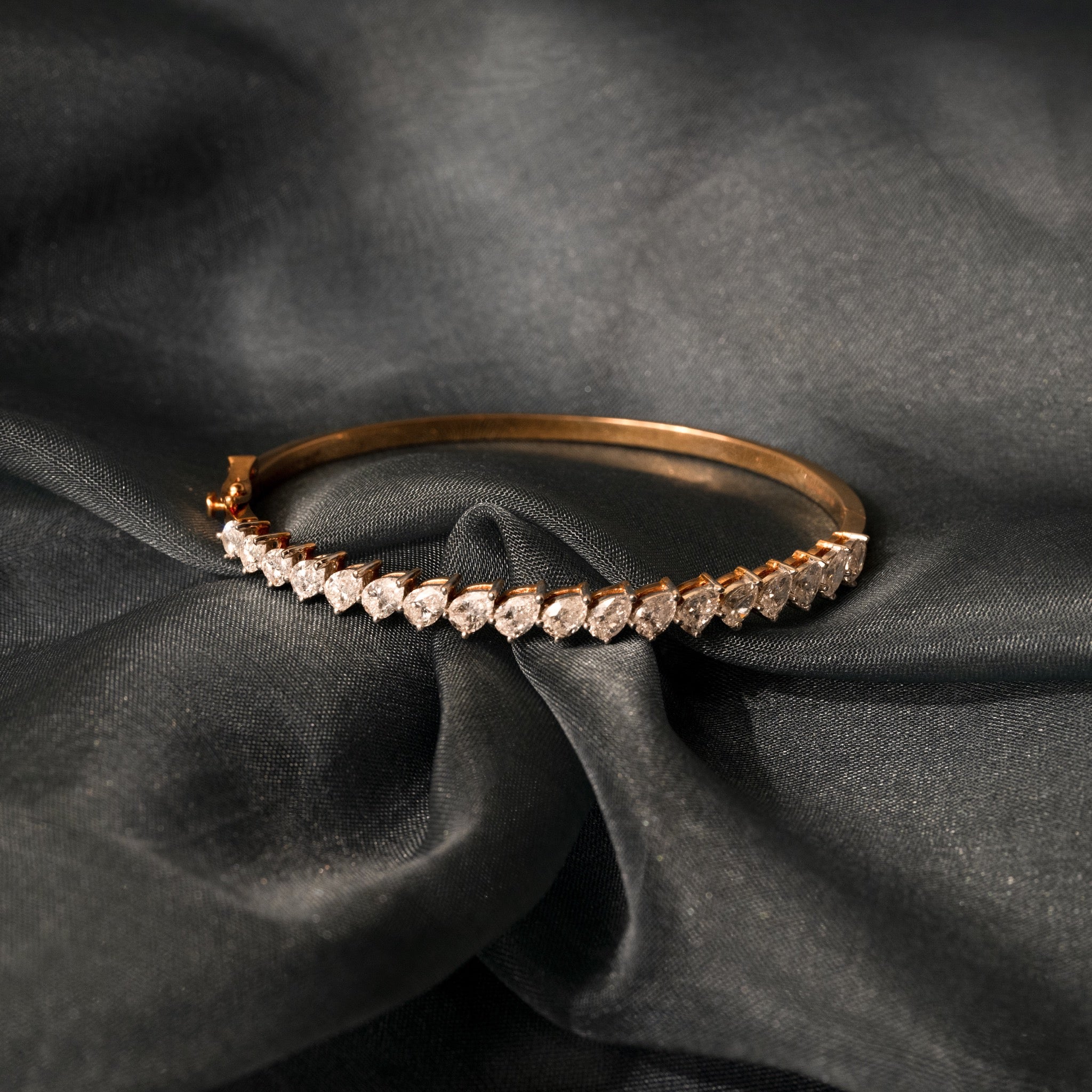 Pear cut Solitaire Bracelet: Size 2-3