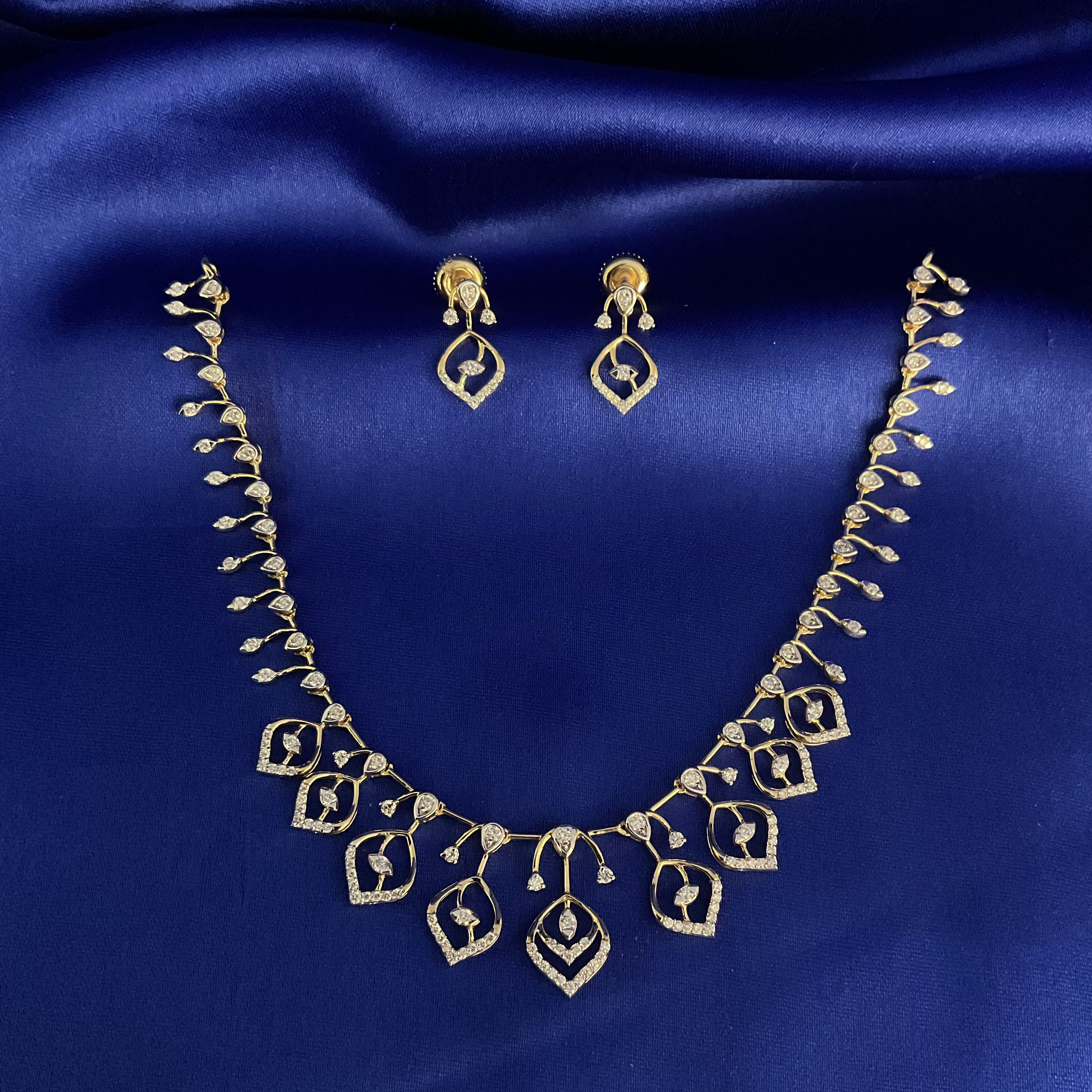 Diamora Necklace