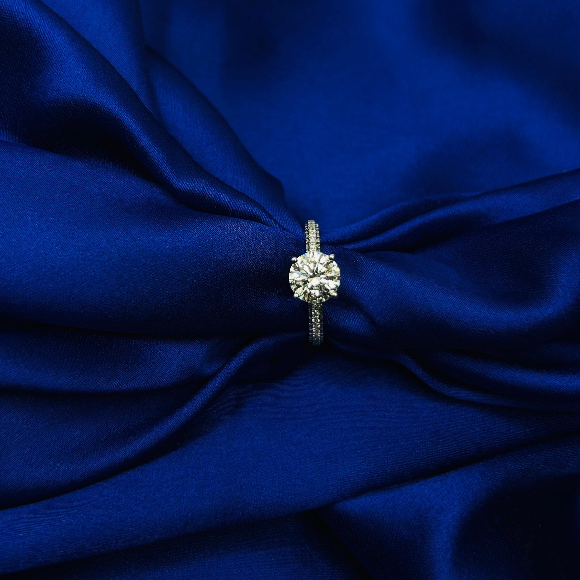 Round Solitare Studded